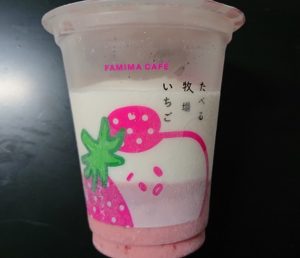 ファミマ　たべる牧場いちごフラッペ